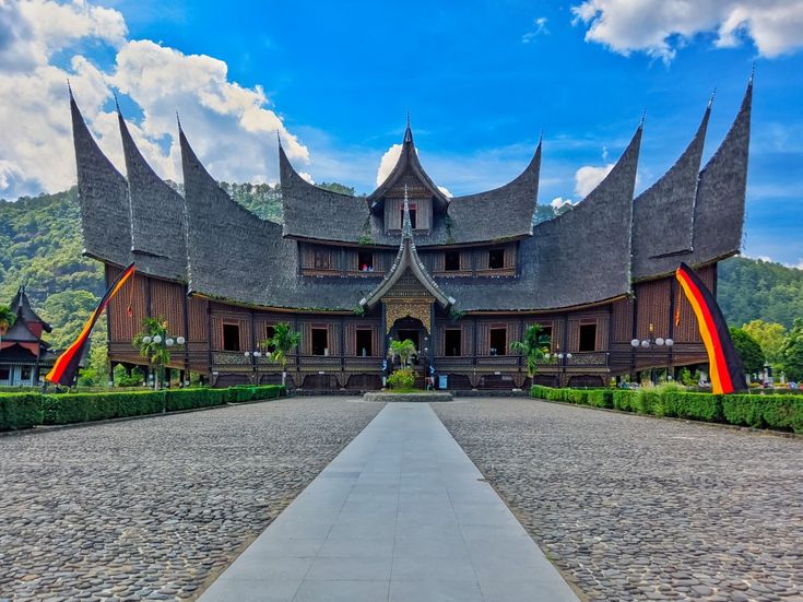 Istano Basa Pagaruyung dengan arsitektur Minangkabau