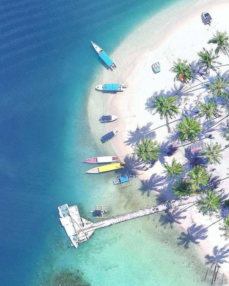 Pantai dan laut jernih dari udara