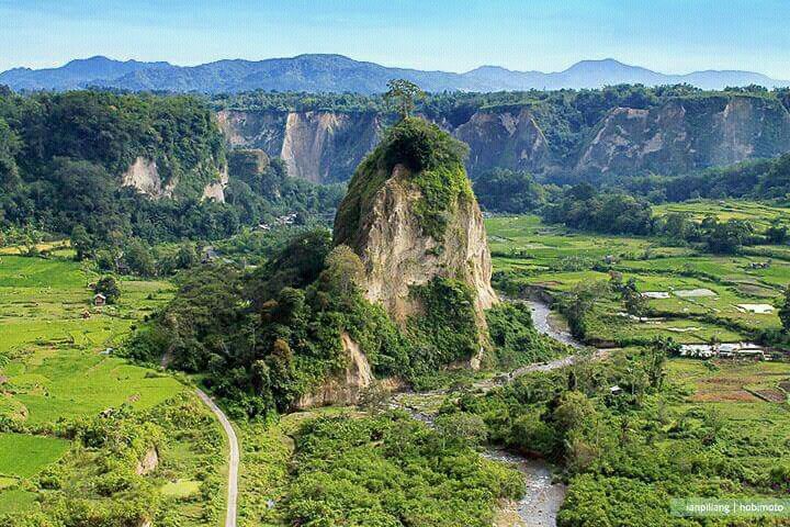 Ngarai Sianok dengan bentang lembah hijau